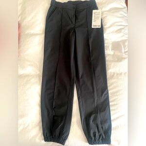 Women’s Lululemon Warpstreme HR 7/8 Jogger in Black.